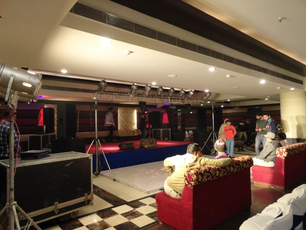 Hotel Gulmor Ludhiana Ngoại thất bức ảnh