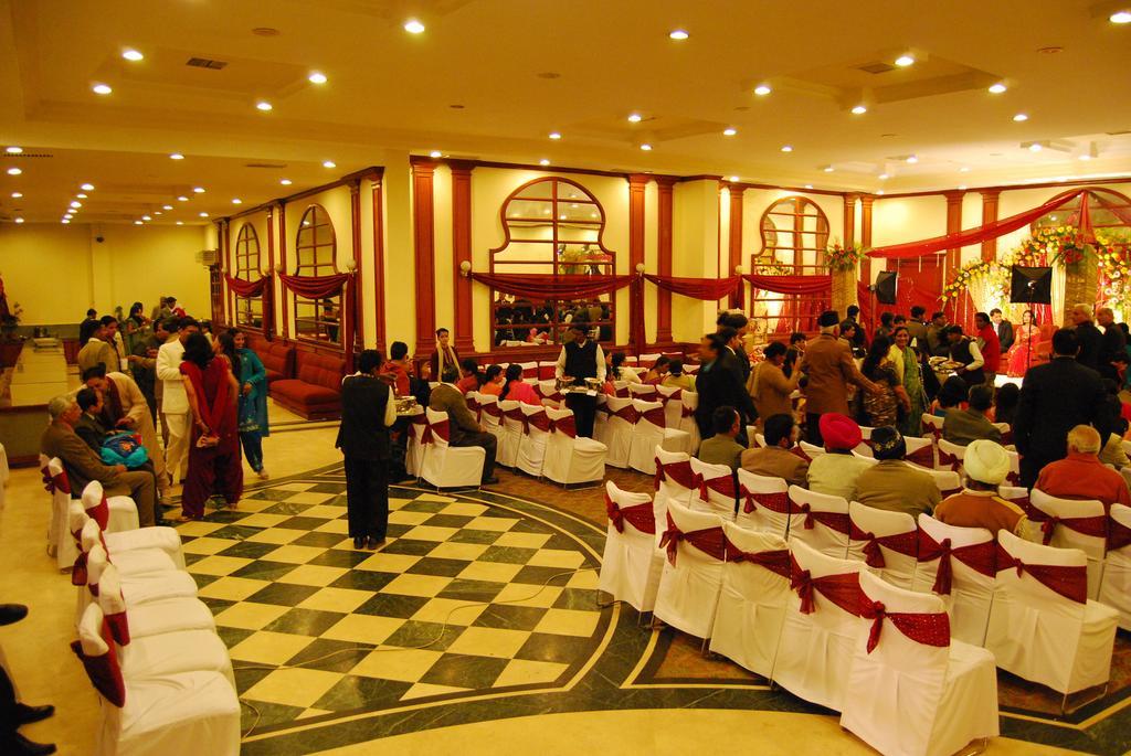 Hotel Gulmor Ludhiana Ngoại thất bức ảnh